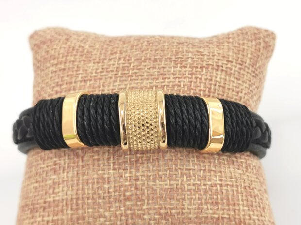 Stijlvolle, zwarte Leren Herenarmband met goudkleurige accessoires.