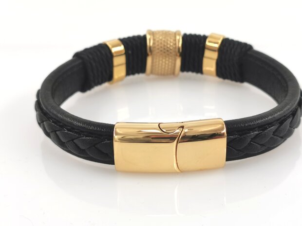 Stijlvolle, zwarte Leren Herenarmband met goudkleurige accessoires.