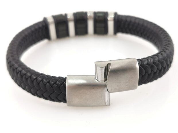 Stoere zwart gevlochten leren Armband met zilver en zwarte staal Elementen.