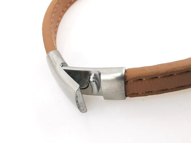 Stilvolles Herrenarmband aus beigem Leder: Cool und zeitgemäß.