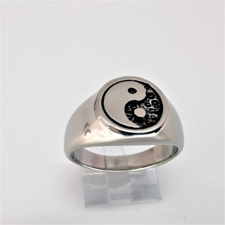 RVS zegelring met symbool - Yin yang- 3D Yin in zwart coating en Yang in zilver. doos 36 stuks