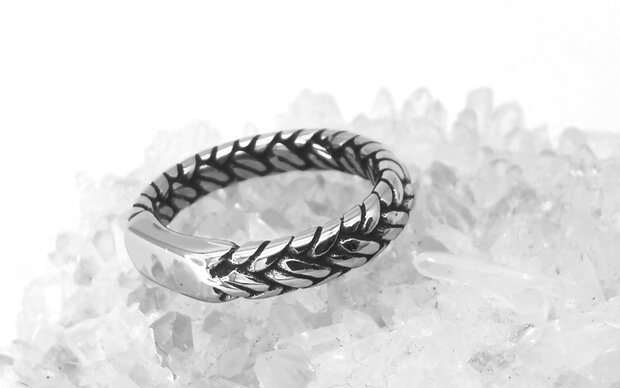 Schmaler Ring aus Edelstahl mit geflochtenem Designmotiv und einer Platte auf der Vorderseite, mit der Sie gravieren können.