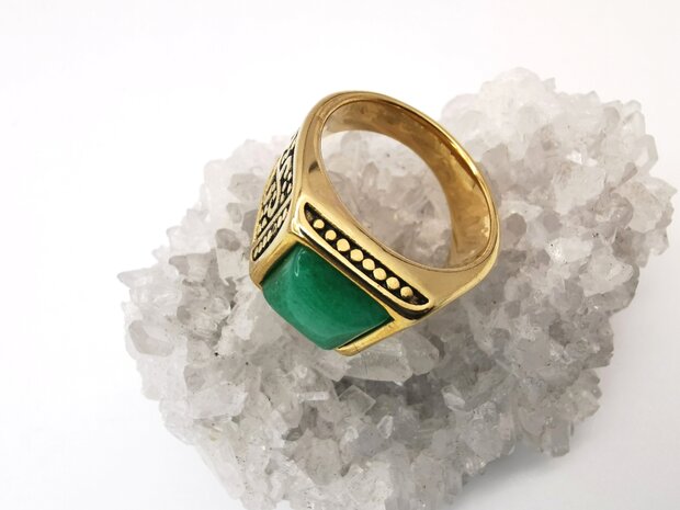 Edelstahl-Edelstein-quadratischer Jade-Goldring. mit schwarz/goldenen Mustern an der Seite.