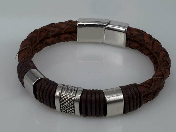 Lederarmband braun, Metallakzenten, Einsteckverschluss.