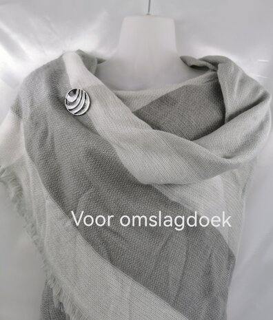 Magneet, broche, met schuine streep, Zilverkleurig voor omslagdoek, sjaal en vest te sluiten.