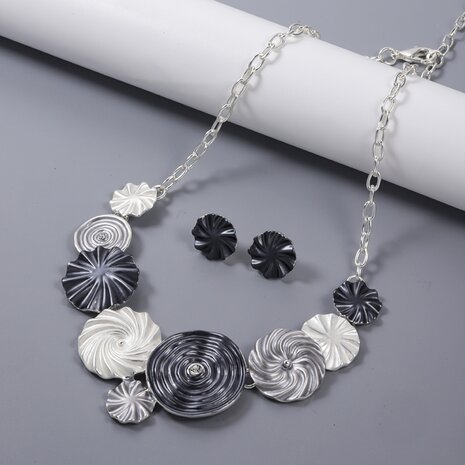 Set - Ketting met oorbellen - Ronde schelp vorm.