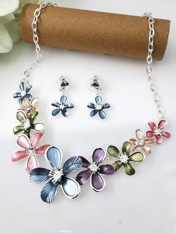 Set: Design zilverkleur ketting verschillende multi kleur emaille bloemen.