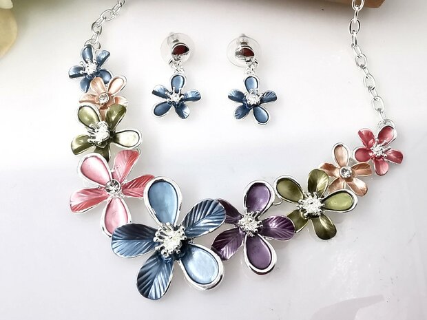 Set: Design zilverkleur ketting verschillende multi kleur emaille bloemen.