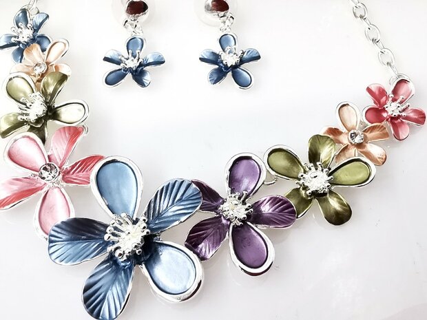 Set: Design zilverkleur ketting verschillende multi kleur emaille bloemen.