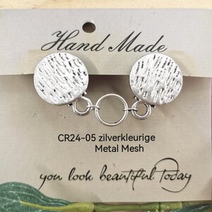 Clips, met metal mesh en midden een ring in kleur antiek zilver look. 