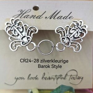 Clips, met barok style en midden een ring in kleur antiek zilver look. 