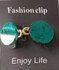 Clips, met Parelmoer groen/blauw Crystal Acrylaat en midden een ring in kleur goud. _